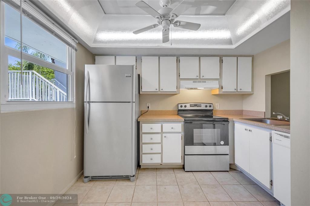 For Sale: $219,000 (2 beds, 2 baths, 975 Square Feet)