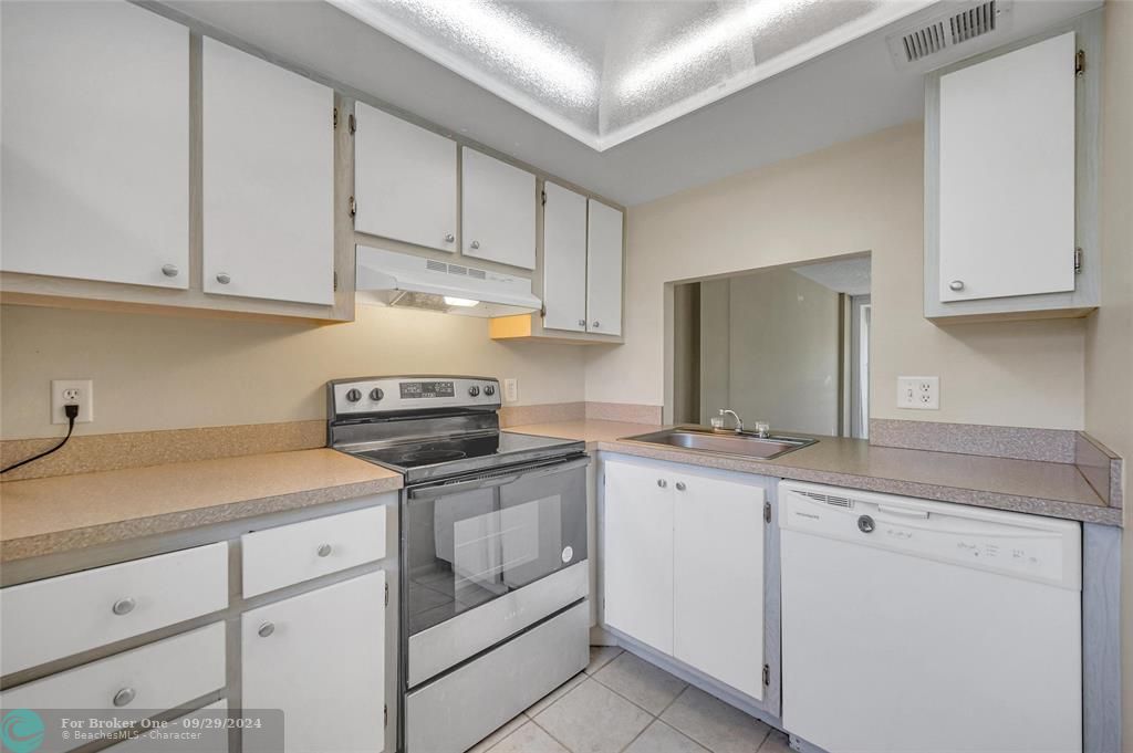 For Sale: $219,000 (2 beds, 2 baths, 975 Square Feet)