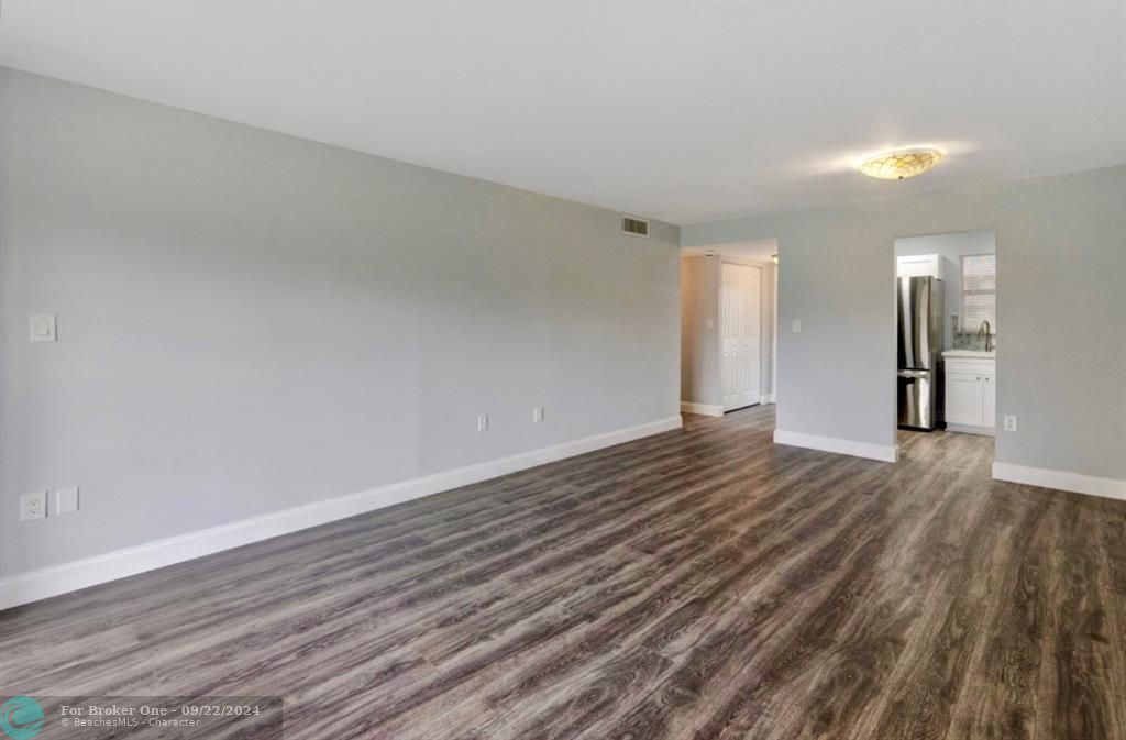 Active With Contract: $117,900 (1 beds, 1 baths, 697 Square Feet)