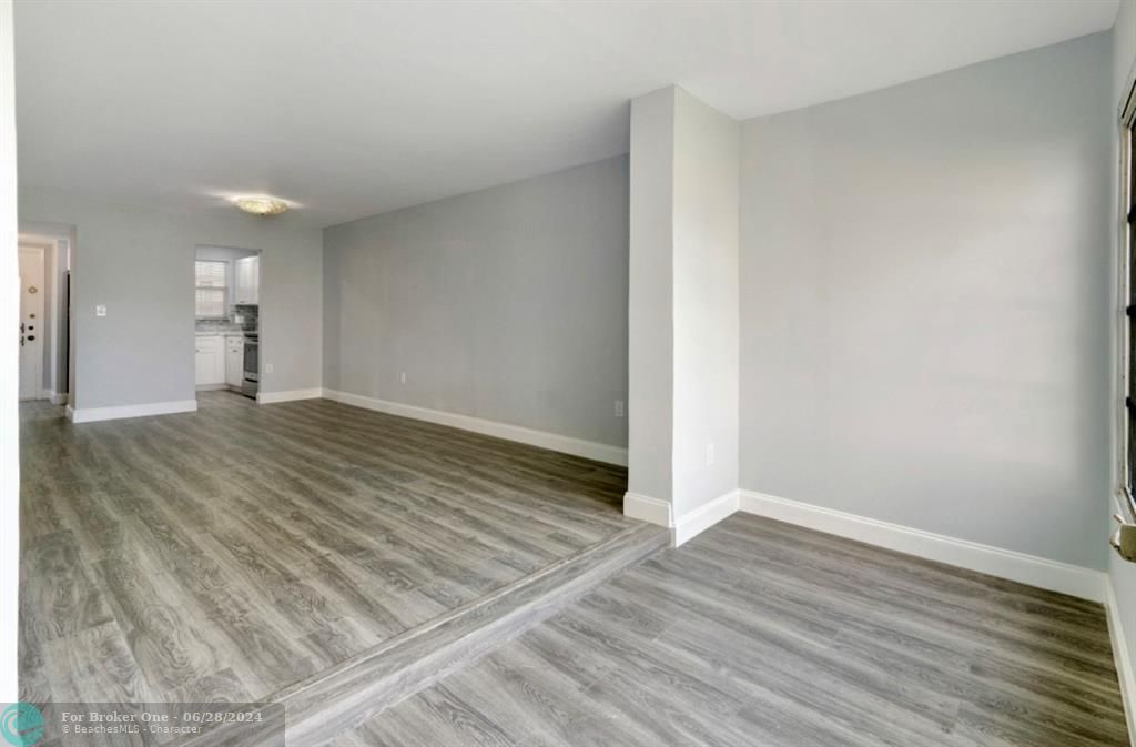 Active With Contract: $117,900 (1 beds, 1 baths, 697 Square Feet)