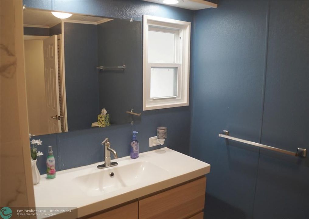 For Sale: $349,500 (3 beds, 2 baths, 1053 Square Feet)