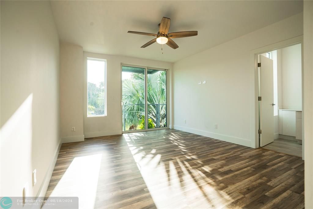 Active With Contract: $3,975 (3 beds, 2 baths, 2000 Square Feet)