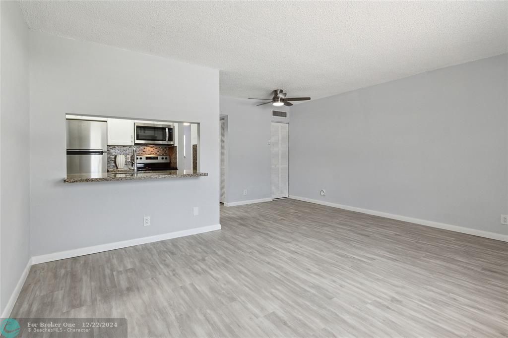 For Sale: $215,000 (1 beds, 1 baths, 576 Square Feet)