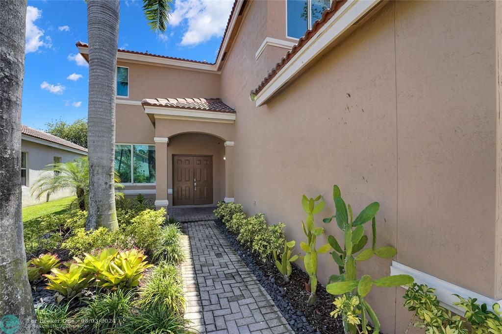 Active With Contract: $7,000 (5 beds, 3 baths, 2672 Square Feet)