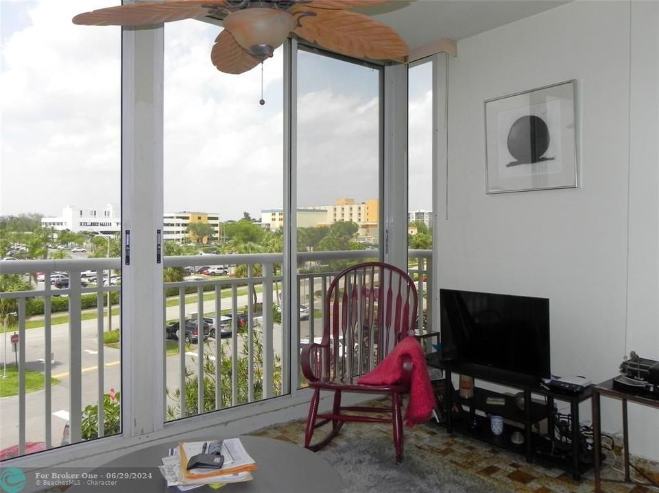 Active With Contract: $139,000 (1 beds, 1 baths, 994 Square Feet)