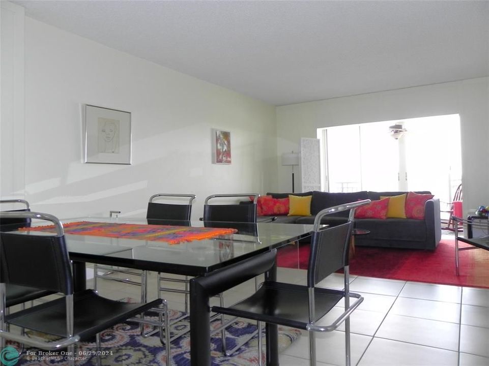 Active With Contract: $139,000 (1 beds, 1 baths, 994 Square Feet)