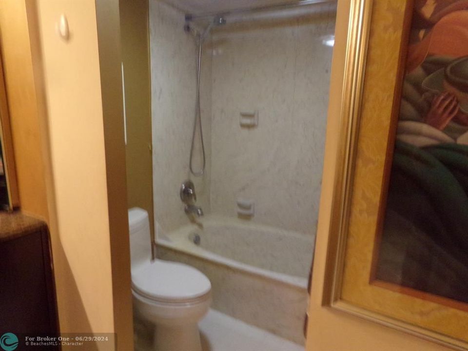 For Sale: $240,000 (1 beds, 1 baths, 1008 Square Feet)