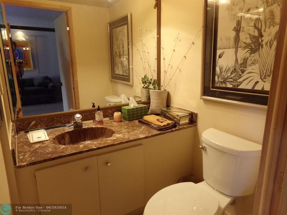 For Sale: $240,000 (1 beds, 1 baths, 1008 Square Feet)