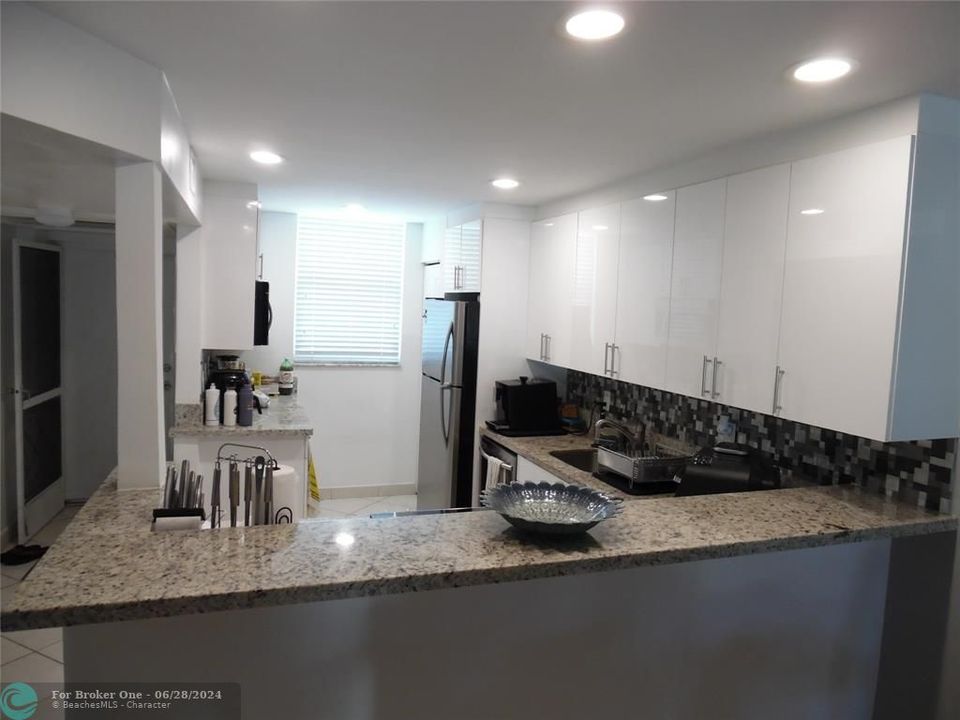 For Sale: $295,000 (2 beds, 2 baths, 928 Square Feet)