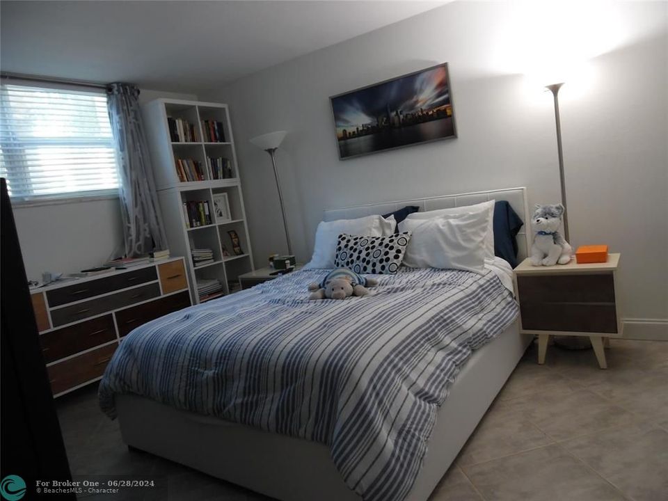 For Sale: $295,000 (2 beds, 2 baths, 928 Square Feet)