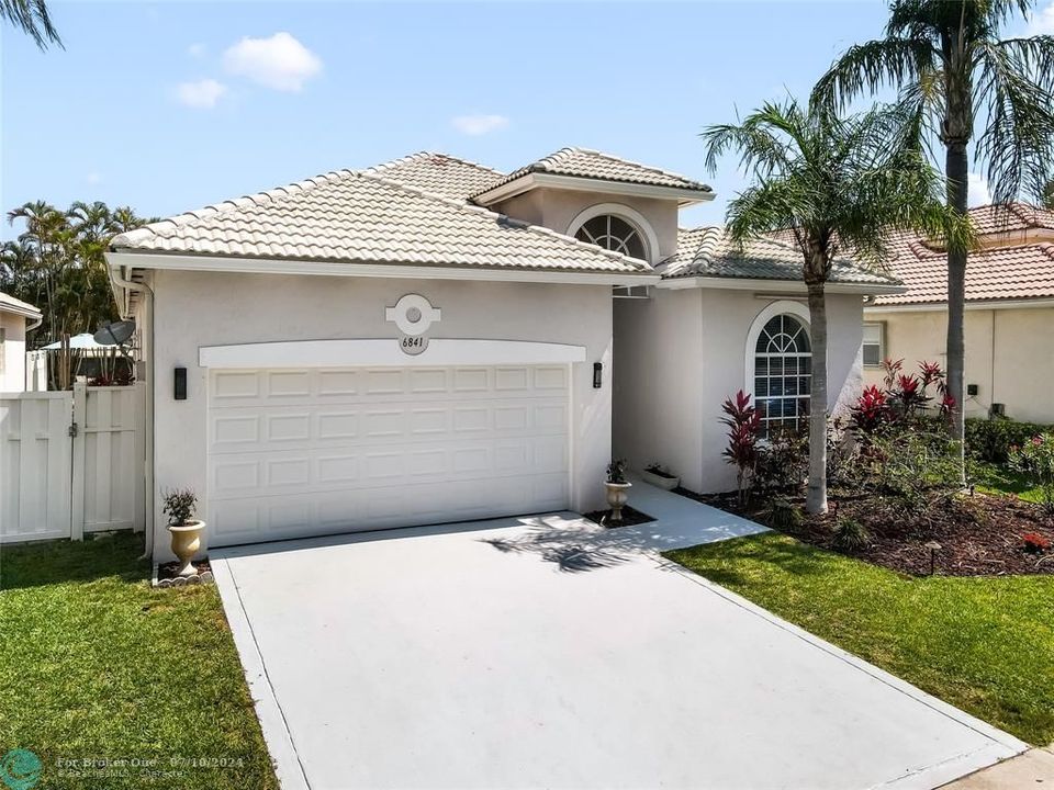 Active With Contract: $594,900 (4 beds, 2 baths, 1978 Square Feet)
