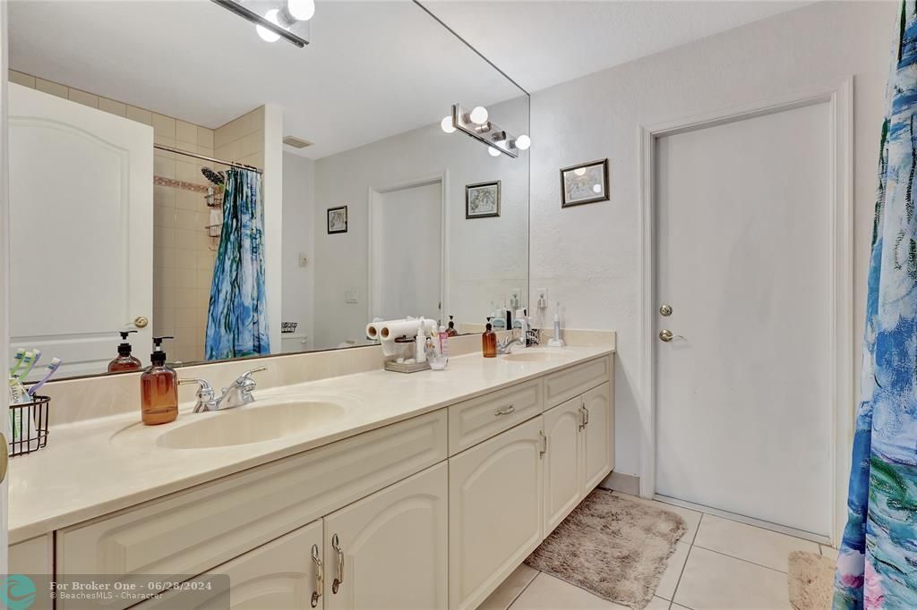 待售: $750,000 (4 贝兹, 2 浴室, 1963 平方英尺)
