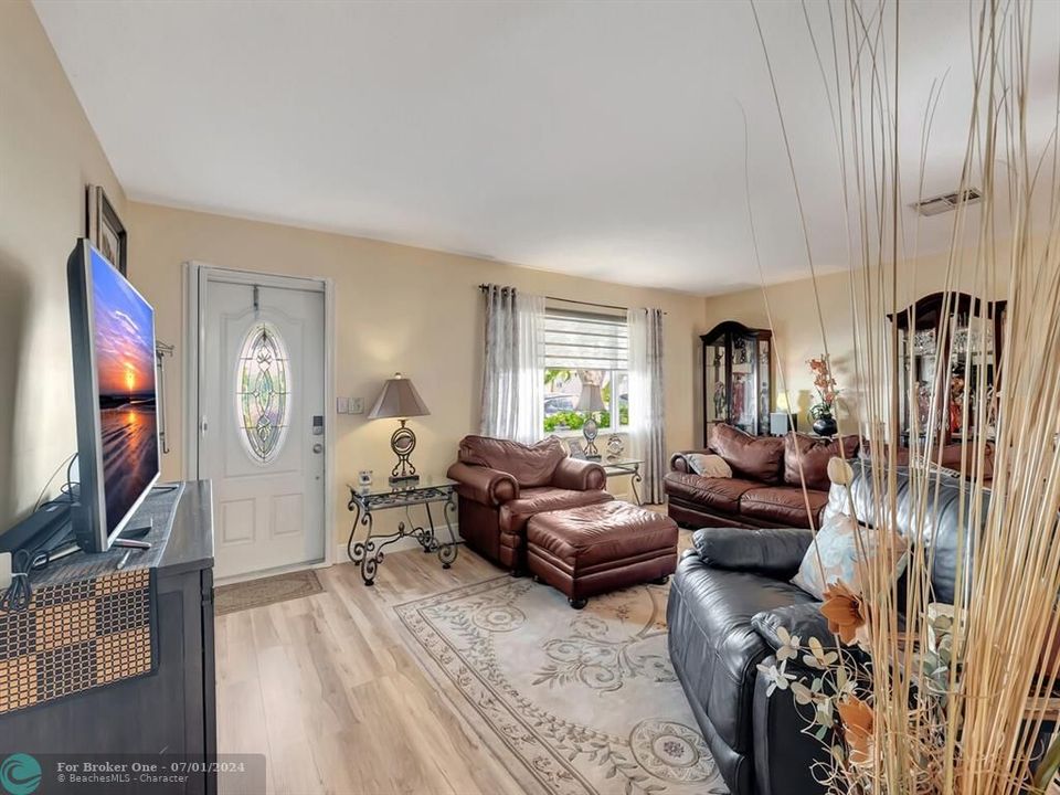 Active With Contract: $369,900 (2 beds, 2 baths, 1569 Square Feet)