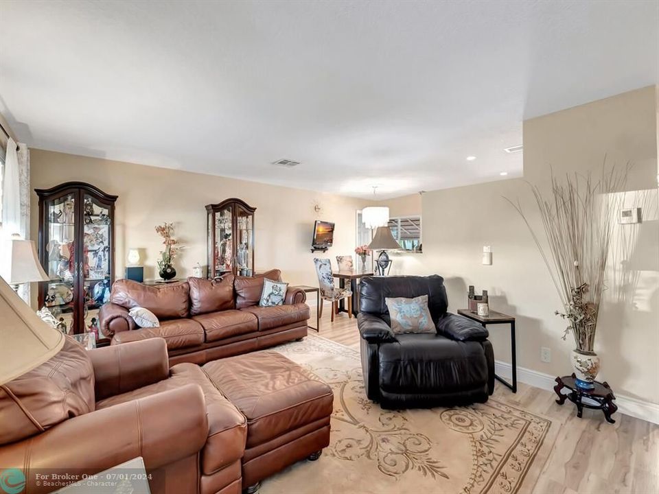 Active With Contract: $369,900 (2 beds, 2 baths, 1569 Square Feet)