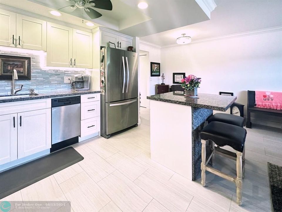 For Sale: $144,900 (1 beds, 1 baths, 708 Square Feet)