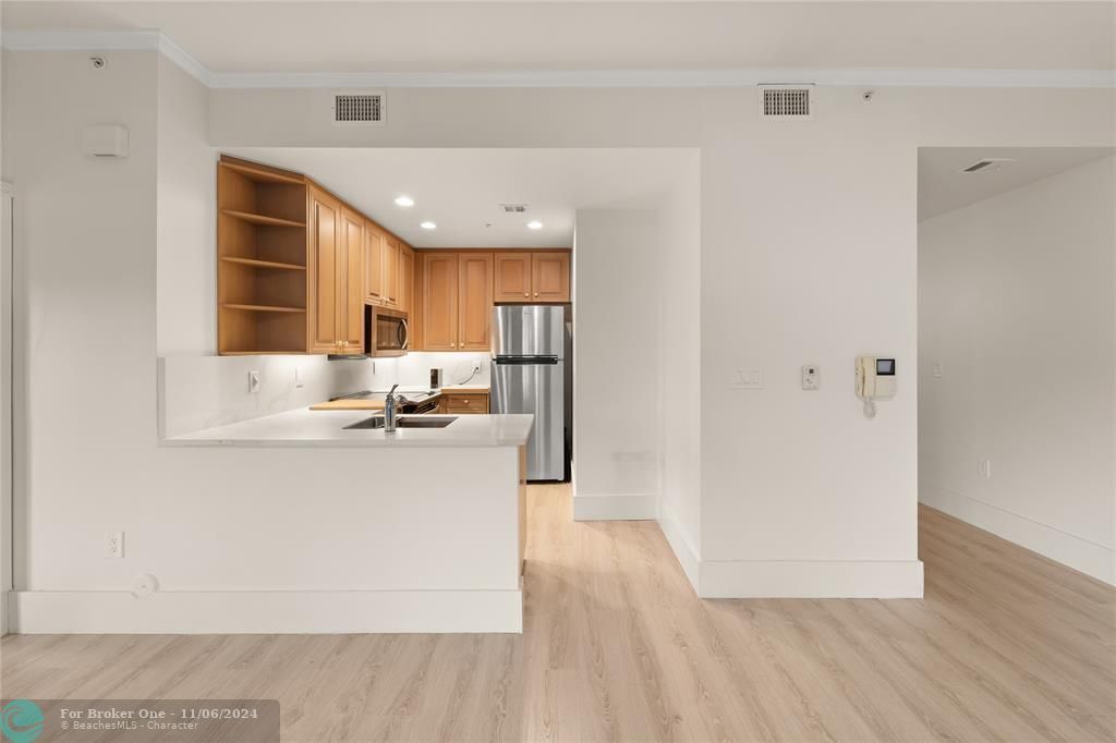 Active With Contract: $597,000 (1 beds, 1 baths, 762 Square Feet)