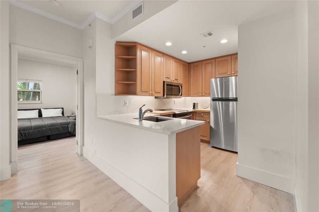 Active With Contract: $597,000 (1 beds, 1 baths, 762 Square Feet)