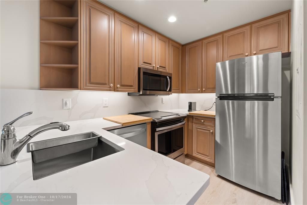 Active With Contract: $597,000 (1 beds, 1 baths, 762 Square Feet)