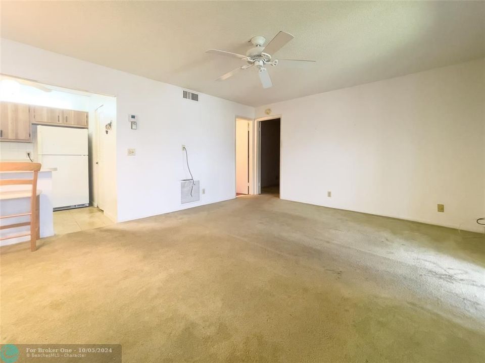 For Sale: $115,000 (1 beds, 1 baths, 682 Square Feet)