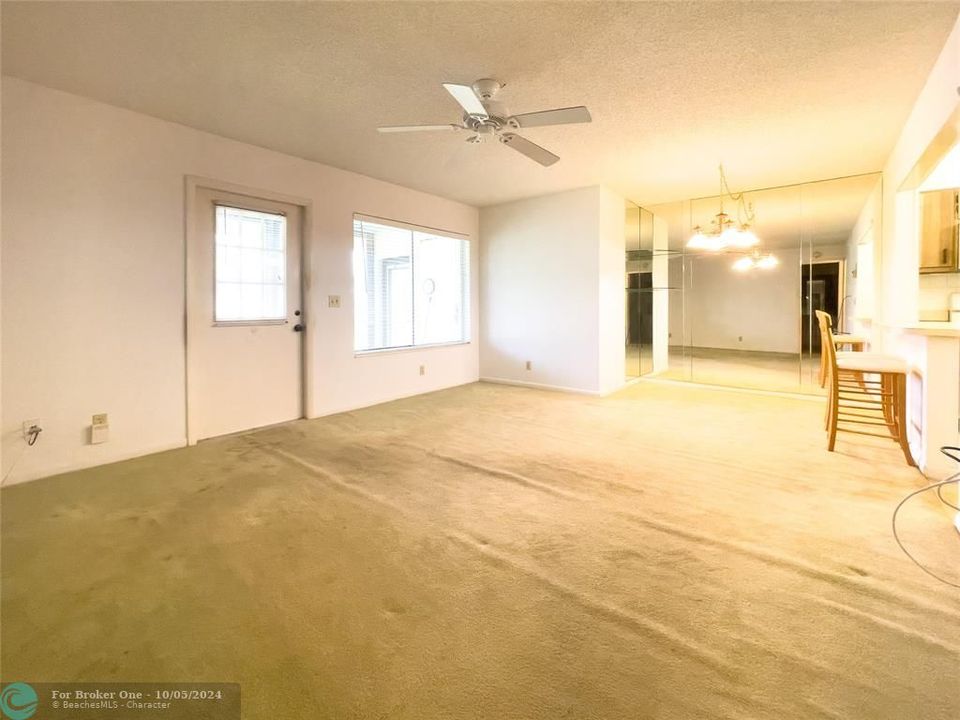 For Sale: $115,000 (1 beds, 1 baths, 682 Square Feet)