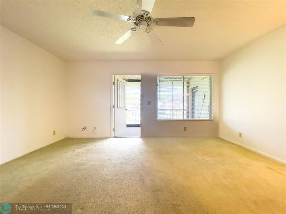 For Sale: $115,000 (1 beds, 1 baths, 682 Square Feet)