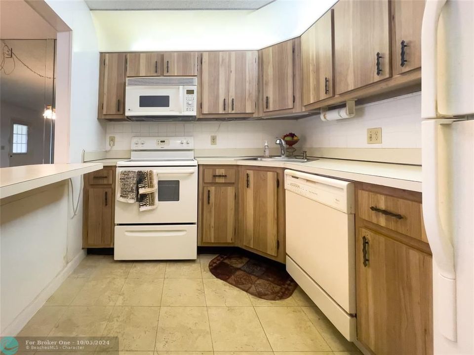 For Sale: $115,000 (1 beds, 1 baths, 682 Square Feet)