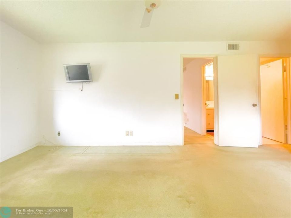 For Sale: $115,000 (1 beds, 1 baths, 682 Square Feet)