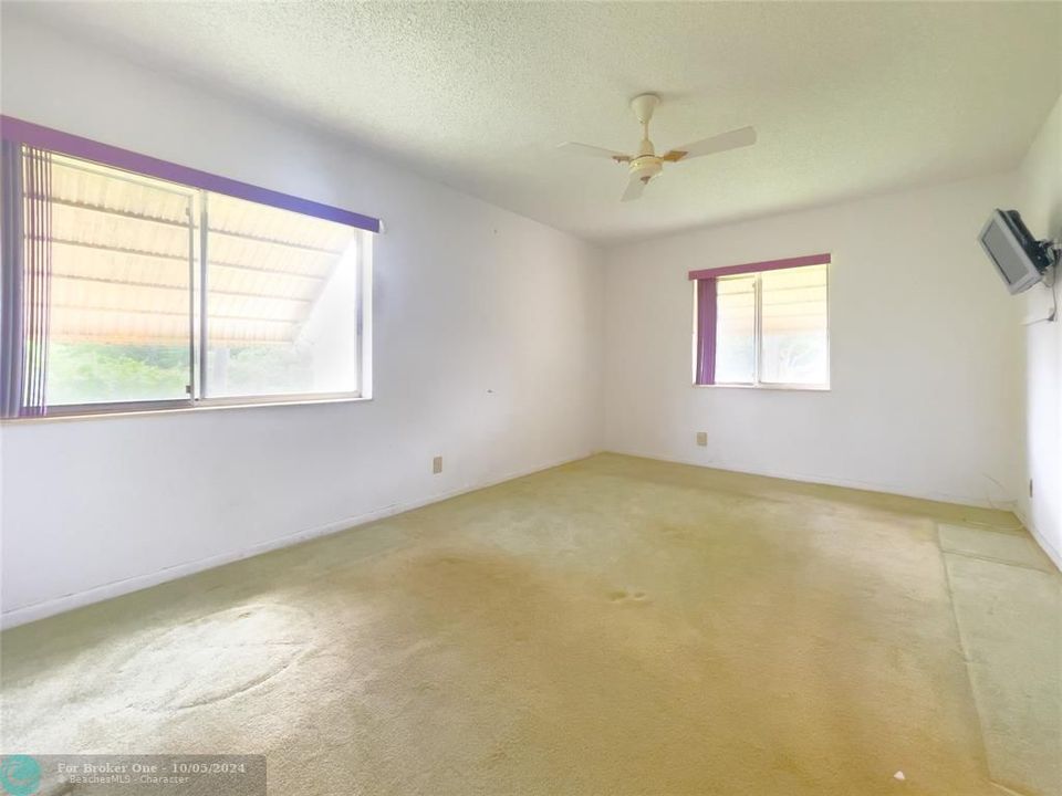 For Sale: $115,000 (1 beds, 1 baths, 682 Square Feet)