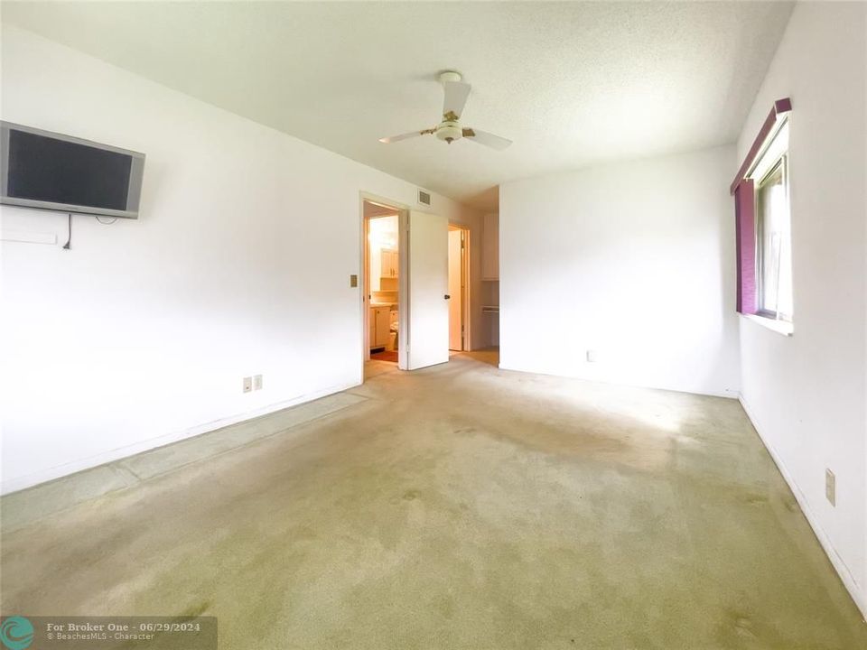 For Sale: $115,000 (1 beds, 1 baths, 682 Square Feet)