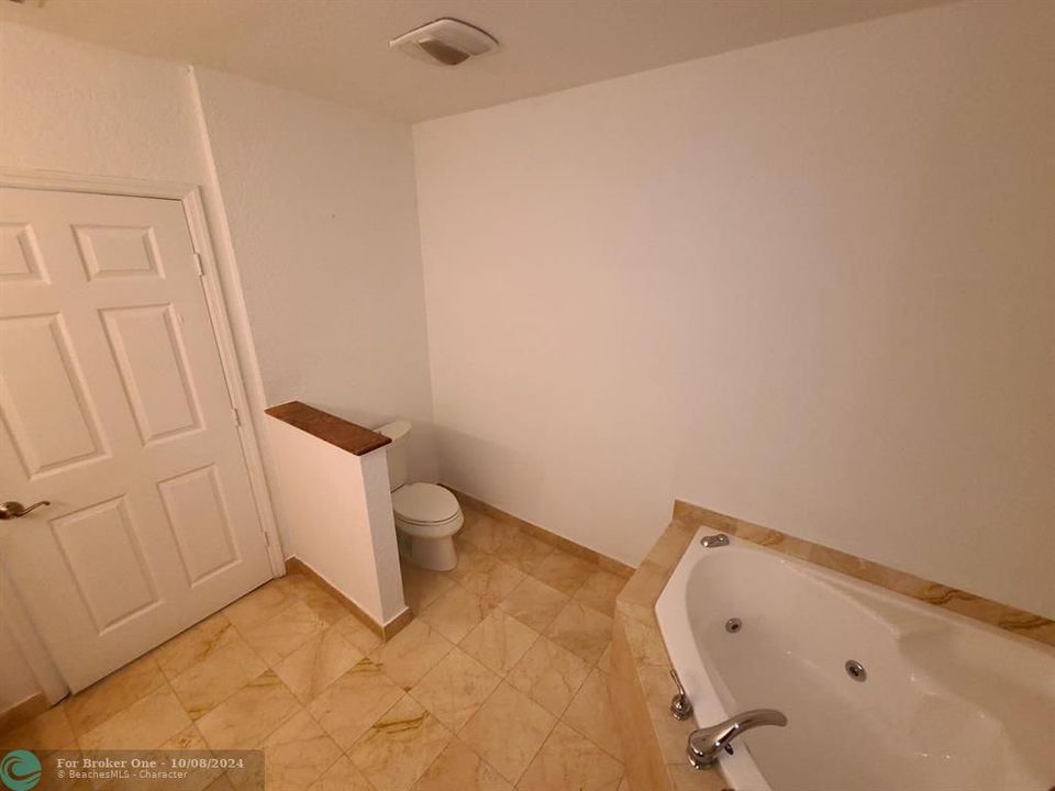 Active With Contract: $1,650 (1 beds, 1 baths, 1065 Square Feet)