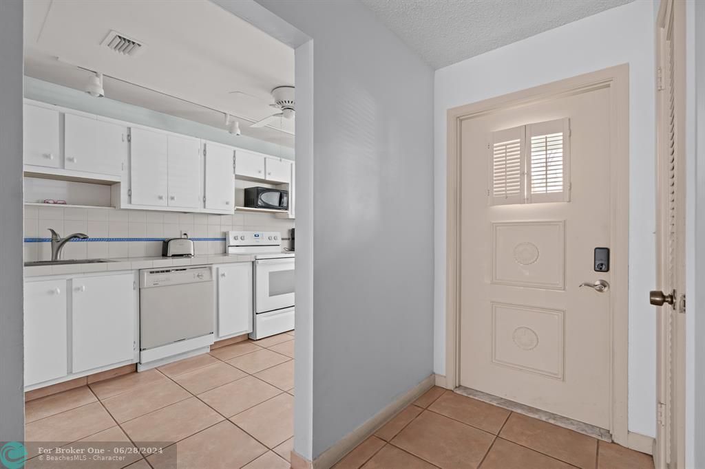 Active With Contract: $235,000 (2 beds, 2 baths, 1065 Square Feet)