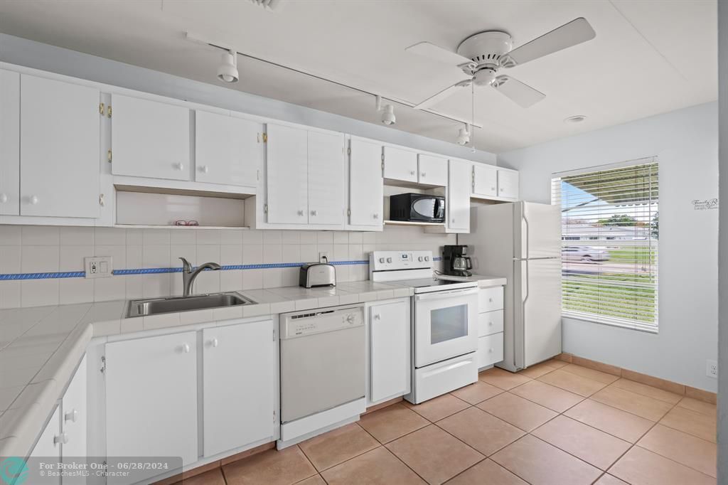 Active With Contract: $235,000 (2 beds, 2 baths, 1065 Square Feet)