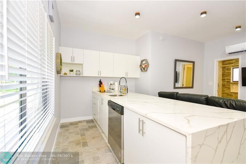For Sale: $1,800 (1 beds, 1 baths, 430 Square Feet)