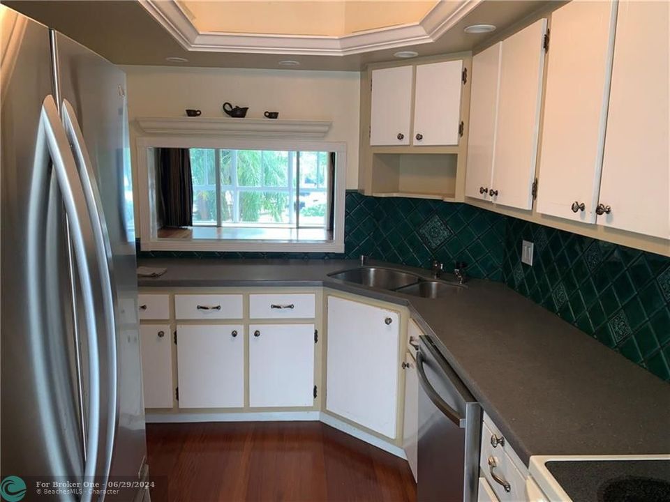 For Rent: $2,100 (1 beds, 1 baths, 988 Square Feet)