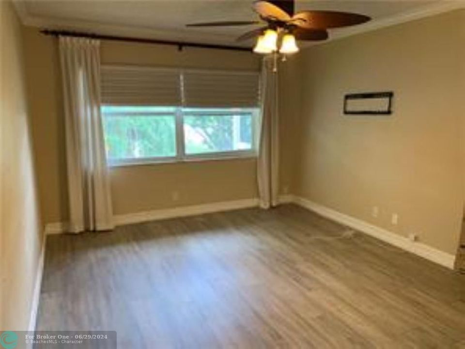 For Rent: $2,100 (1 beds, 1 baths, 988 Square Feet)