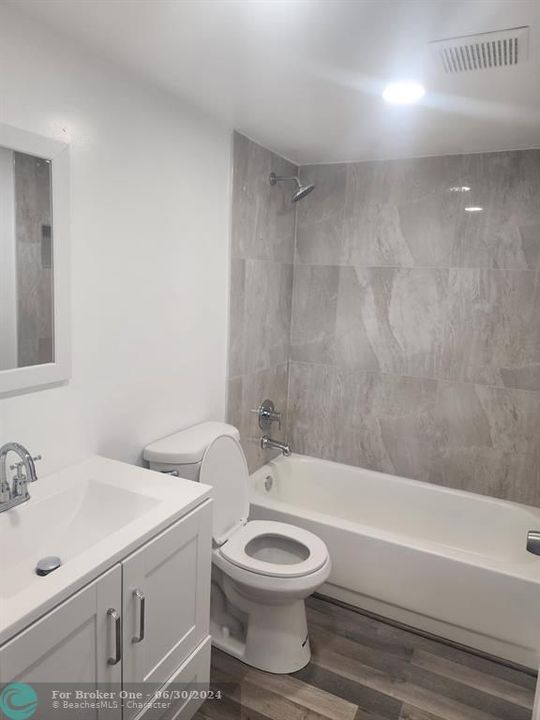 For Sale: $275,000 (2 beds, 1 baths, 819 Square Feet)