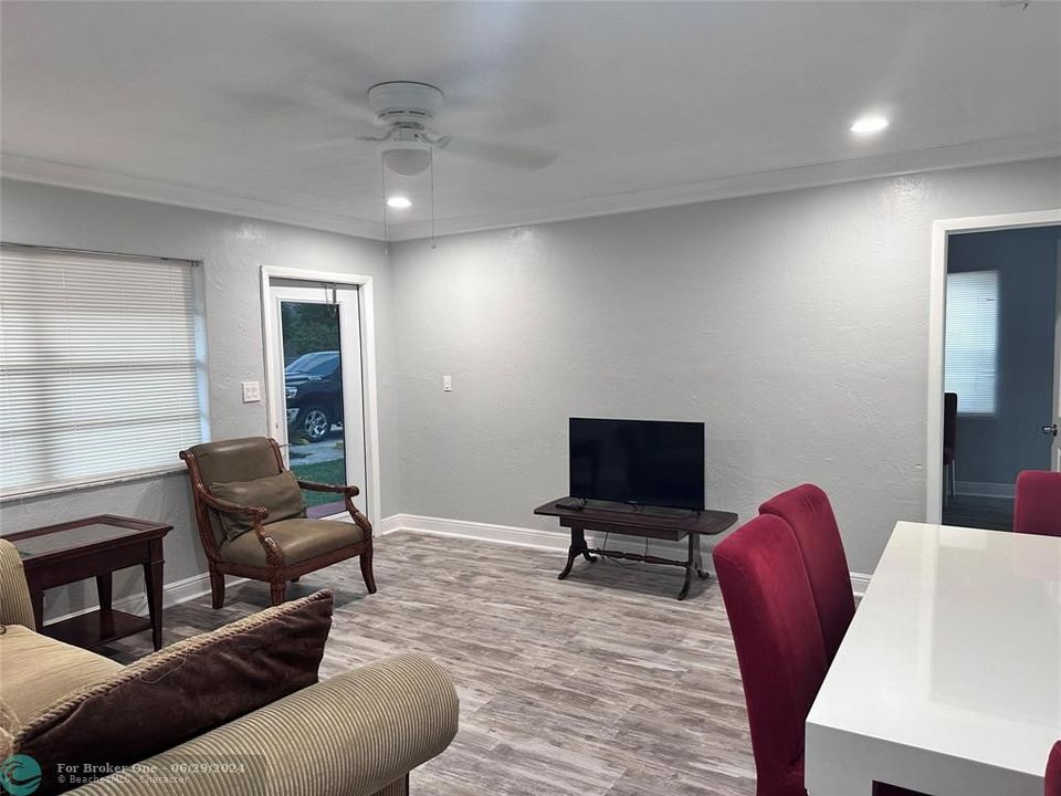 For Sale: $3,000 (3 beds, 2 baths, 1231 Square Feet)