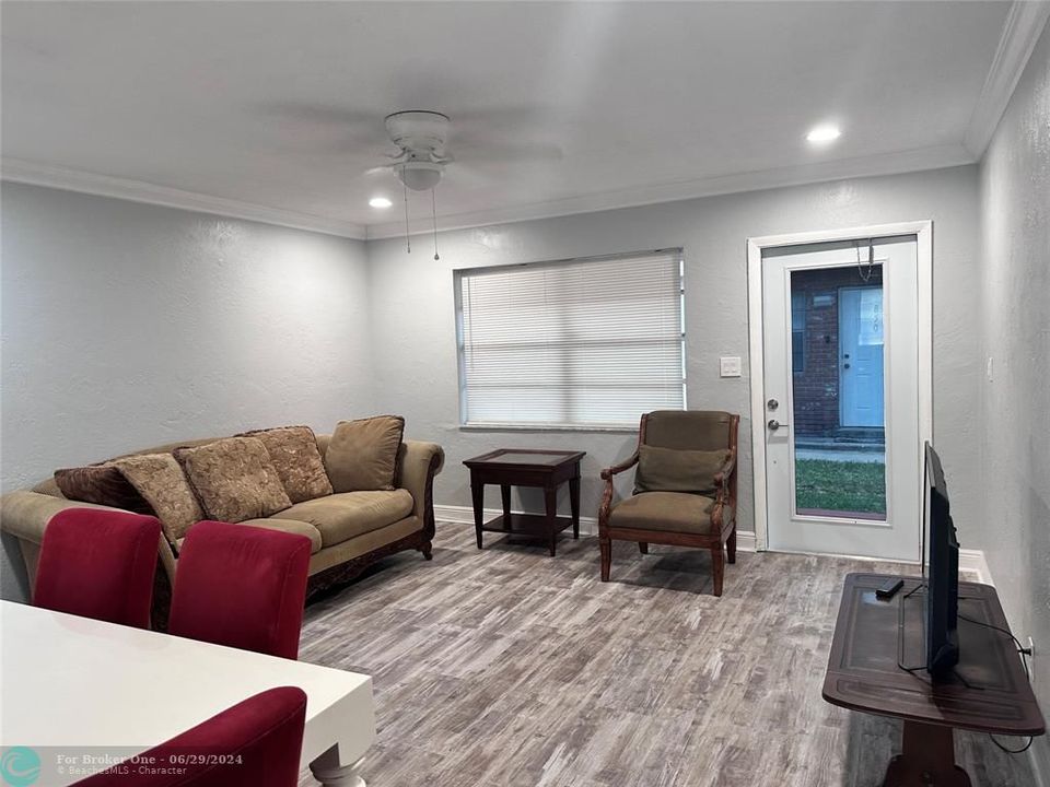 For Sale: $3,000 (3 beds, 2 baths, 1231 Square Feet)