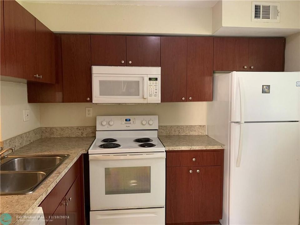 Recently Rented: $1,900 (2 beds, 1 baths, 920 Square Feet)