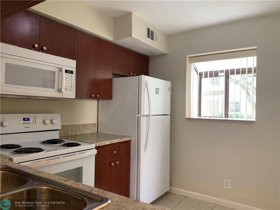 Recently Rented: $1,900 (2 beds, 1 baths, 920 Square Feet)