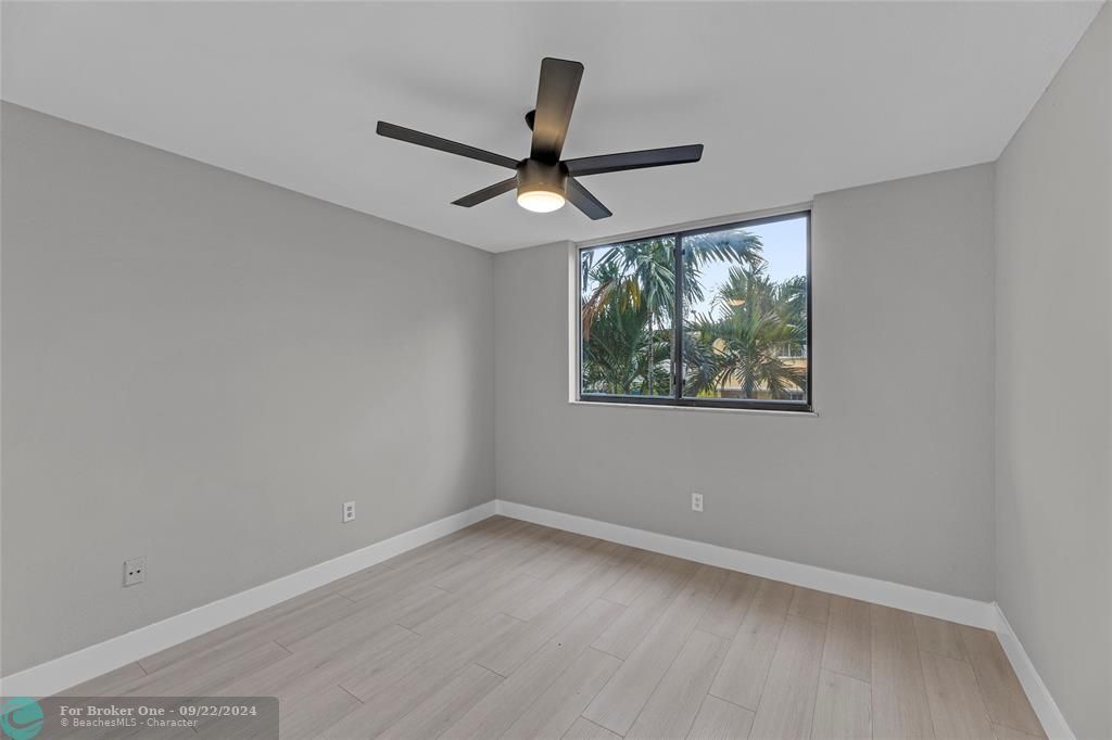 For Sale: $349,000 (2 beds, 2 baths, 992 Square Feet)