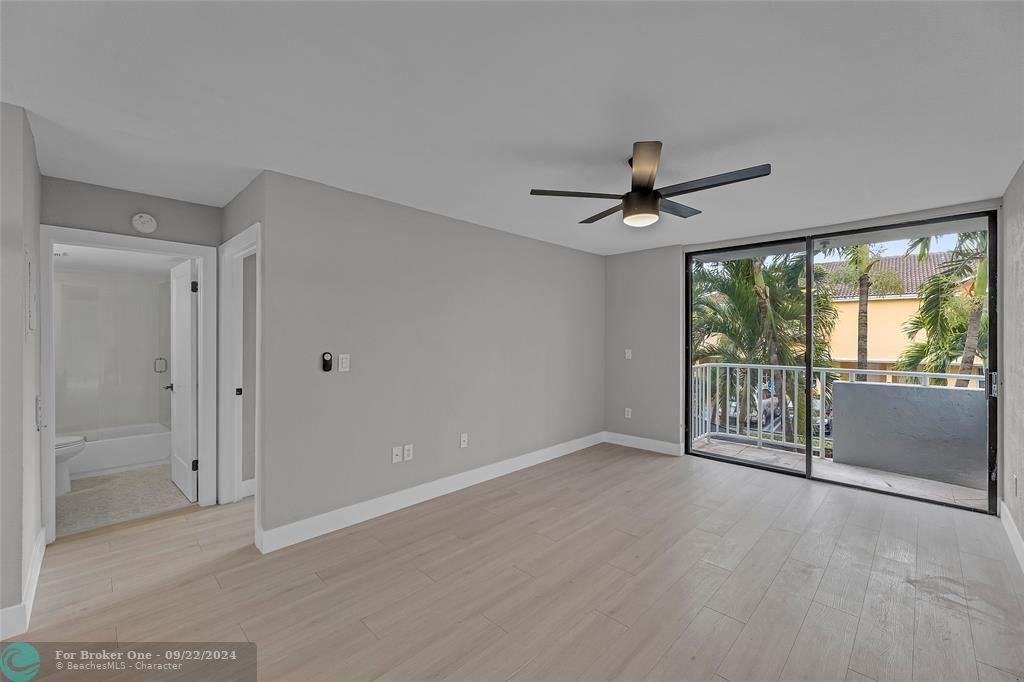 For Sale: $349,000 (2 beds, 2 baths, 992 Square Feet)