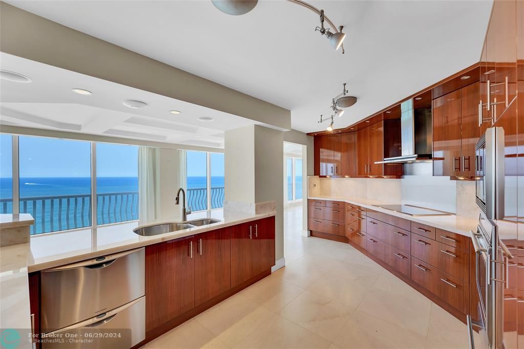 Active With Contract: $3,395,000 (3 beds, 4 baths, 3787 Square Feet)