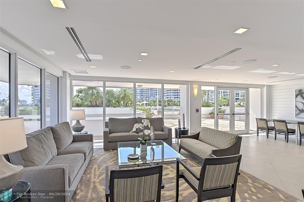 Active With Contract: $3,395,000 (3 beds, 4 baths, 3787 Square Feet)