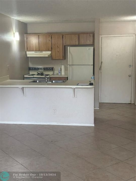 Active With Contract: $137,989 (1 beds, 1 baths, 619 Square Feet)