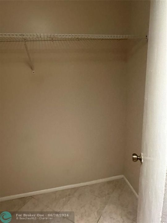 Active With Contract: $137,989 (1 beds, 1 baths, 619 Square Feet)