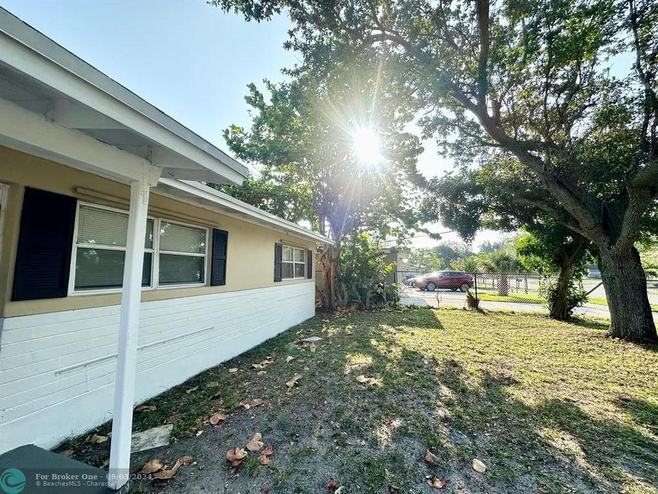 Active With Contract: $399,999 (4 beds, 2 baths, 1128 Square Feet)