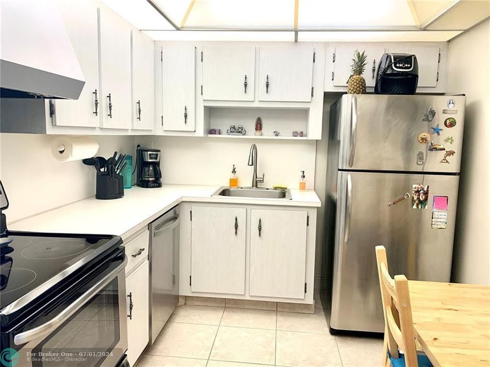For Sale: $279,000 (1 beds, 1 baths, 1140 Square Feet)