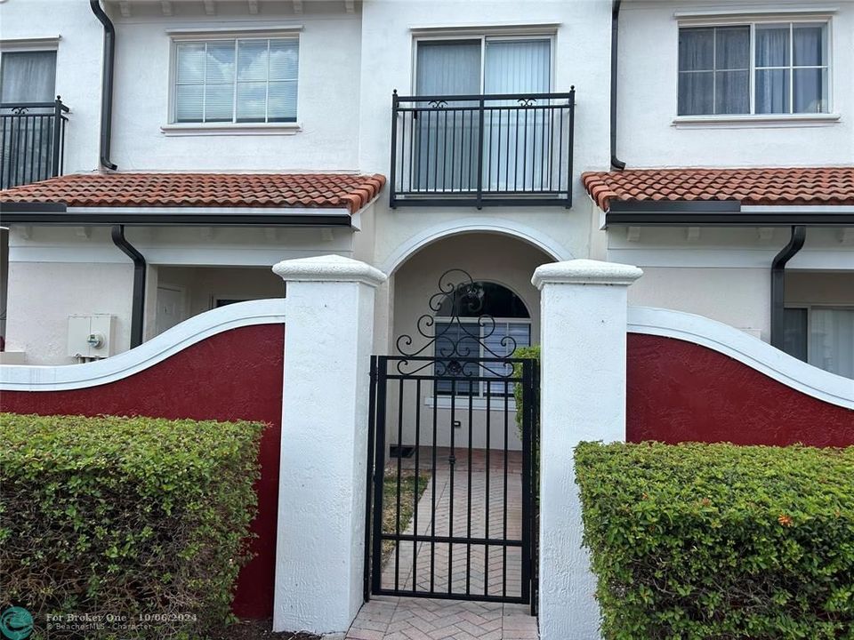 Active With Contract: $2,200 (2 beds, 2 baths, 1558 Square Feet)