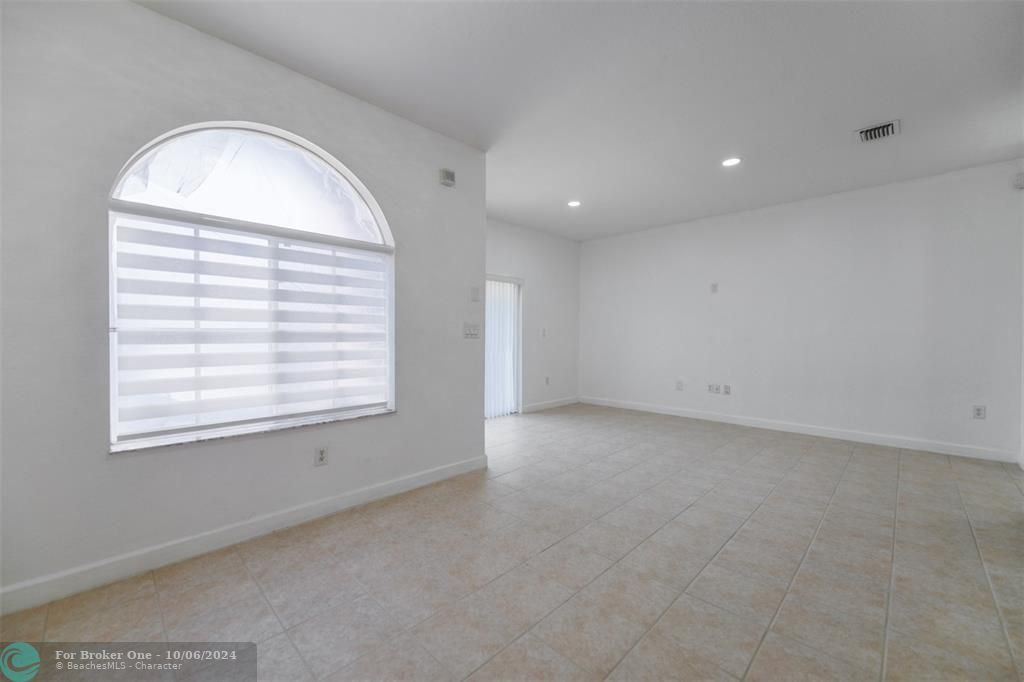 Active With Contract: $2,200 (2 beds, 2 baths, 1558 Square Feet)